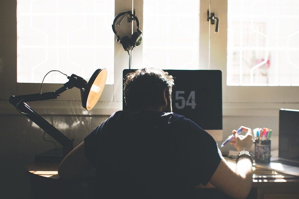 Difference Between a Graphic Designer and Graphic Artist Difference Between a Graphic Designer and Graphic Artist